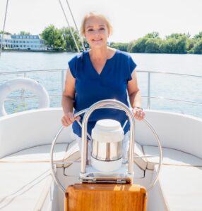 Carolyn Caldwell helming a sailboat to show online courses can get you moving in the right direction.